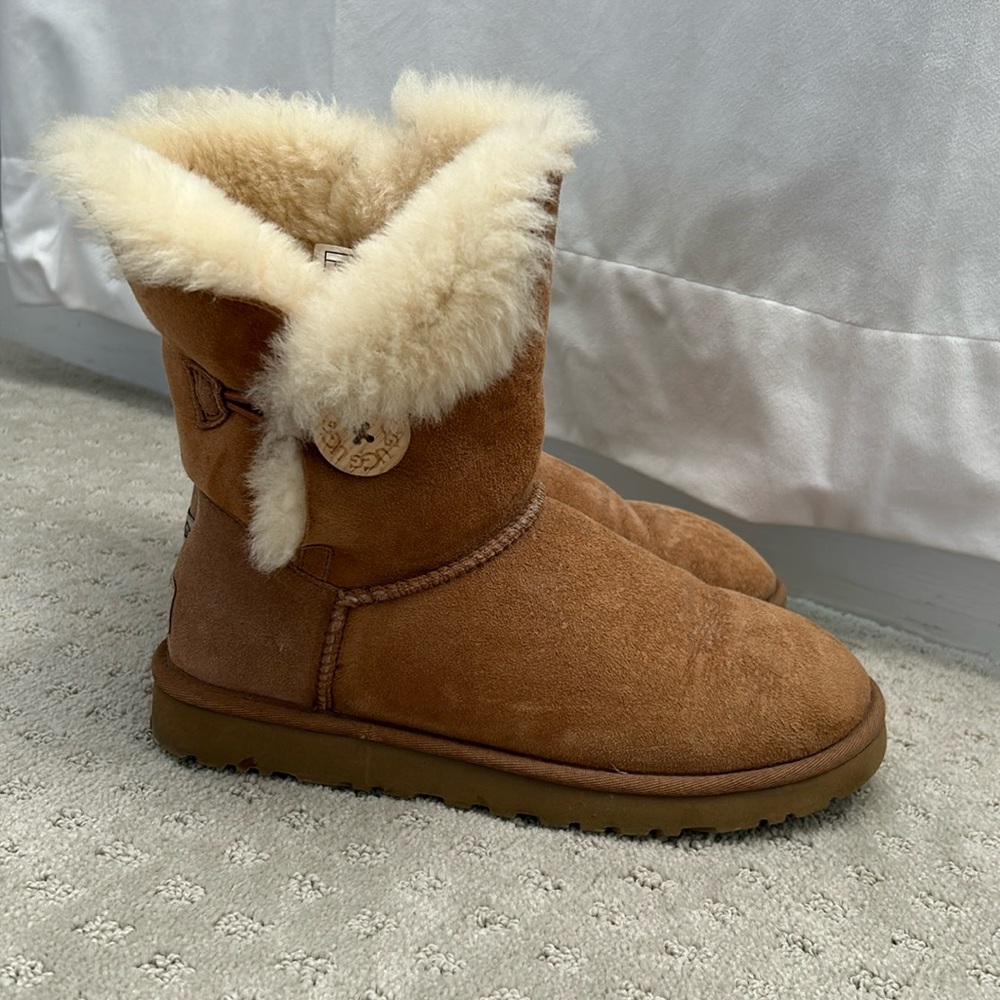 Ugg Bailey Button In Chestnut - image 1